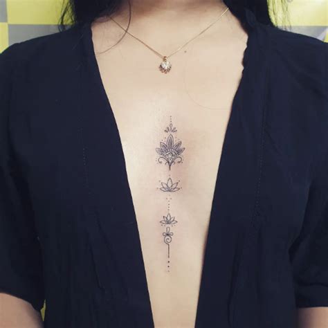 tatuagem no meio dos peitos|Tatuagem entre os seios: 50 ideias maravilhosas para você aderir